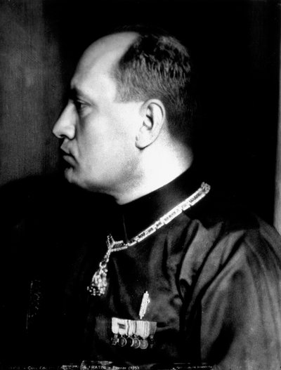 Retrato de medio cuerpo en perfil de Benito Mussolini con camisa negra y decoraciones militares de Brogi Brogi