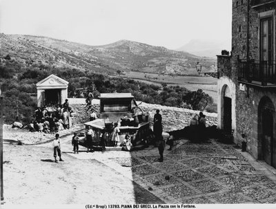 Piana dei Greci. La plaza con la fuente. de Brogi Brogi