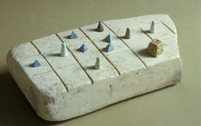 Tablero de juego con piezas, de Tell Beit Mirsim, Jordania, c.1200 a.C. de Bronze Age