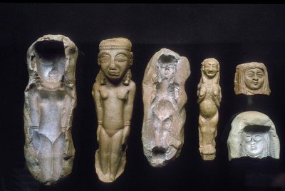 Figurillas de diosas de la fertilidad y los moldes de los que fueron hechas, c. siglo VIII-VII a.C. (arcilla) de Bronze Age