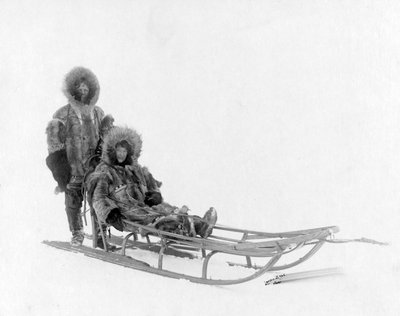 Pareja en trineo de perros, Nome, Alaska de Brothers Lomen