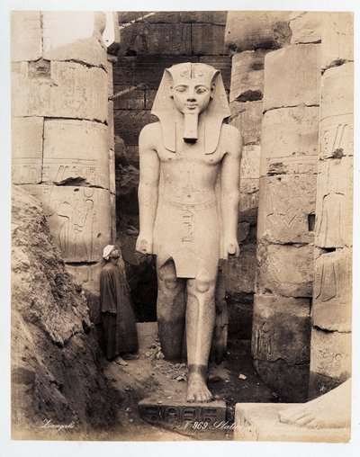 Una estatua de Ramsés en Luxor - fotografía de los hermanos Zangali, finales del siglo XIX de Brothers Zangaki