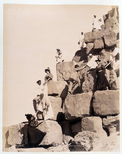 Turistas escalando una pirámide - fotografía de los Hermanos Zangali, finales del siglo XIX de Brothers Zangaki