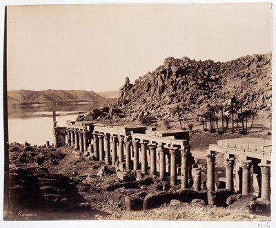 Ruinas del templo de Isis en Egipto - fotografía de los Hermanos Zangali, finales del siglo XIX de Brothers Zangaki