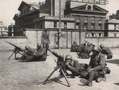 Maniobras de defensa antiaérea en Roma durante la Segunda Guerra Mundial (foto en b/n) de Bruni Bruni