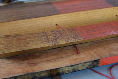 Manuscrito de hoja de palma birmano (madera y pergamino) de Burmese School