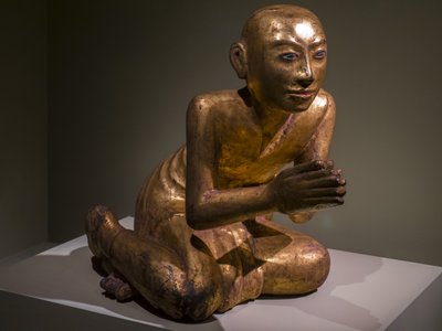 Monje arrodillado en oración. Birmania de Burmese School