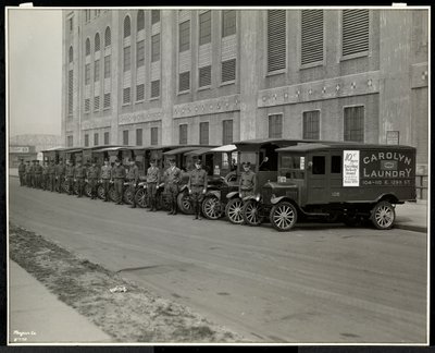 Una fila de camiones de reparto estacionados fuera de la Lavandería Carolyn en 111 East 128th Street, East Harlem, Nueva York, 1929 de Byron Company