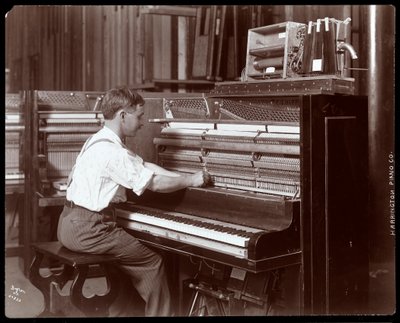 Un hombre trabajando en la fábrica de Harrington Piano Co., 1907 de Byron Company