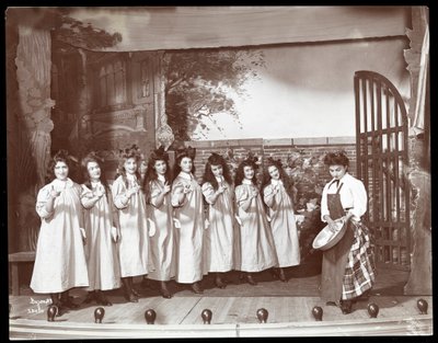 Una escena de una producción amateur de una obra titulada Angelina, La Heredera Huérfana presentada en Barnard College, Nueva York de Byron Company