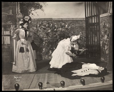 Una escena de una producción amateur de una obra titulada Angelina, La Heredera Huérfana presentada en Barnard College, Nueva York de Byron Company