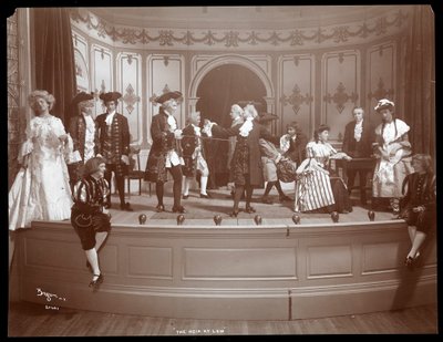 Una escena de una producción amateur de una obra titulada El heredero en la ley presentada en Barnard College, Nueva York de Byron Company