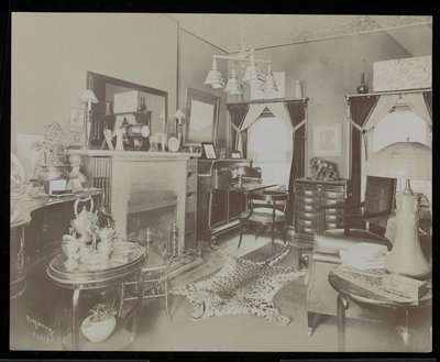 Una sala de estar en la casa del dramaturgo Henry Martyn Blossom, en 23 East 30th Street, Nueva York, 1908 de Byron Company