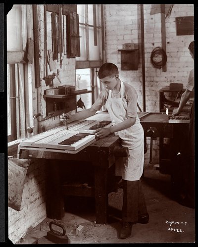 Un joven trabajando en la fábrica de Harrington Piano Co., 1907 de Byron Company