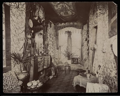 Una sala de estar ornamentada en la residencia Blakely Hall en 11 West 45th Street, Nueva York, 1896-98 (impresión de gelatina de plata) de Byron Company