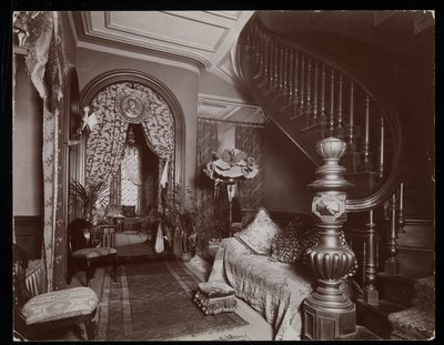 Una sala de estar ornamentada en la residencia Blakely Hall en 11 West 45th Street, Nueva York, 1896-98 de Byron Company