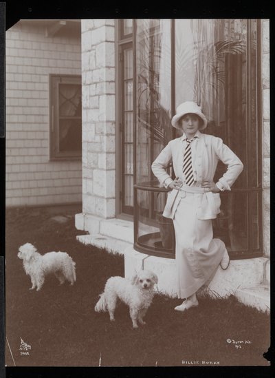 Billie Burke y dos perros en Burkeleigh Crest, su casa en Hastingson, Nueva York, 1912 de Byron Company