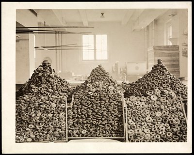 Cajas de donas para el Ejército de Salvación en el Hotel Commodore, 1919 de Byron Company