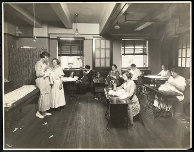 Jóvenes ciegas y una maestra cosiendo en un aula de la Asociación para Ciegos de Nueva York, 111 East 59th Street, Nueva York, 1921 de Byron Company