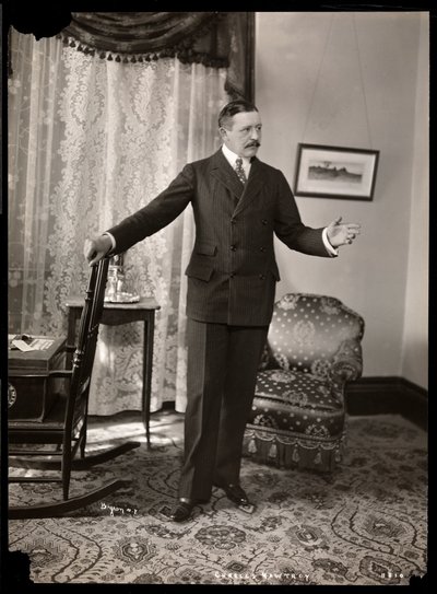 Charles Hawtrey en su apartamento en Holland House en la Quinta Avenida, Nueva York, 1901-2 de Byron Company