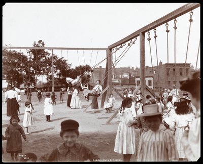 Niños columpiándose en el gimnasio y parque infantil de Hudson Bank, calle 53 y avenida 11, Nueva York, 1898 de Byron Company
