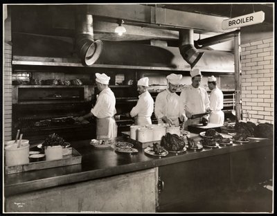 Cocineros en la parrilla en la cocina del Hotel Commodore, 1919 de Byron Company