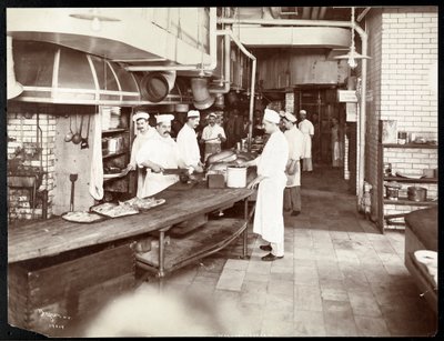 Cocineros trabajando en la cocina del Hotel Waldorf Astoria en la calle 34 con la 5ª Avenida, Nueva York, 1903 o 1904 de Byron Company