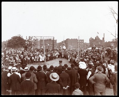 Multitud viendo a un saltador de pértiga en el Gimnasio y Parque Infantil del Banco Hudson, Calle 53 y Avenida 11, Nueva York, 1898 de Byron Company