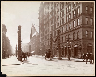 Decoraciones para el desfile de Dewey en el Hotel Waldorf Astoria, calle 33 y 5ª Avenida, Nueva York, 1899 de Byron Company