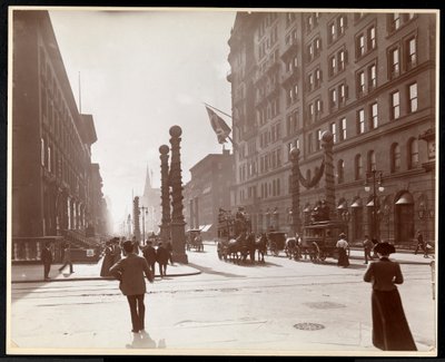 Decoraciones para el desfile de Dewey frente al Hotel Waldorf Astoria en la calle 33 y la Quinta Avenida, Nueva York, 1899 de Byron Company