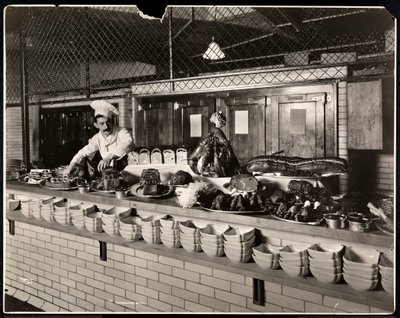Exhibición de carne fría en la cocina del Hotel Commodore, 1919 de Byron Company