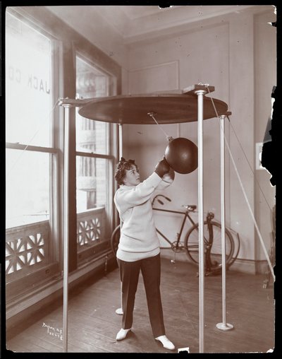 Edna Wallace Hopper golpeando un saco de boxeo en el gimnasio de Jack Cooper, Broadway y 37th Street, Nueva York, 1899 de Byron Company