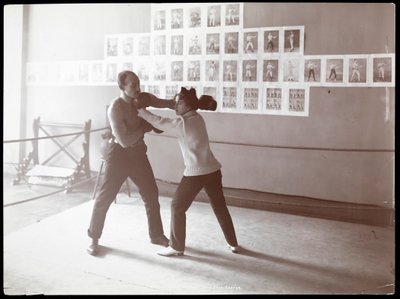 Edna Wallace Hopper posando en un ring de boxeo con Jack Cooper en su gimnasio en Broadway y la calle 37, Nueva York, 1899 de Byron Company