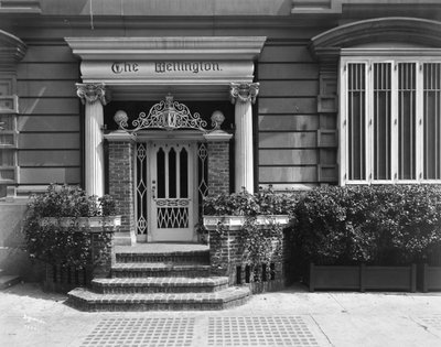 Entrada al Hotel Wellington, 871 7th Avenue, Nueva York, 1907 de Byron Company