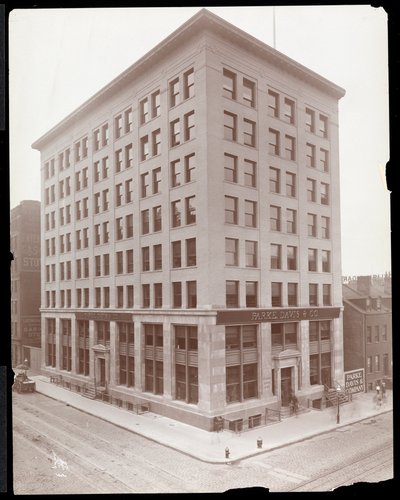 Vista exterior del edificio Parke, Davis y Co., calles Hudson y Vestry, Nueva York, 1910 de Byron Company