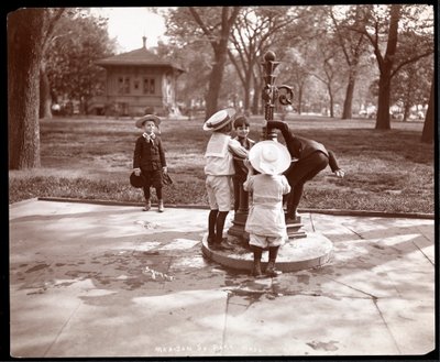 Cinco niños jugando y bebiendo en una fuente en Madison Square, Nueva York, 1901 de Byron Company