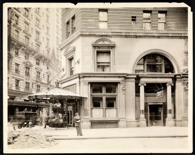 Soporte de flores y entrada al Hotel Imperial Cafe en Broadway y la calle 32, Nueva York, c.1905 de Byron Company