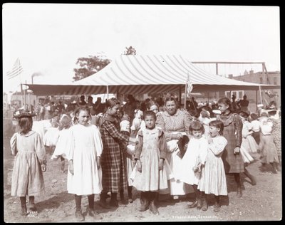 Grupo de niñas y una mujer en el Gimnasio y Parque Infantil de Hudson Bank, Calle 53 y Avenida 11, Nueva York de Byron Company