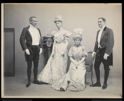 Retrato grupal de Sydney Dillon Ripley con tres personas más en el Baile de James Hazen Hyde, Nueva York, 31 de enero de 1905 de Byron Company
