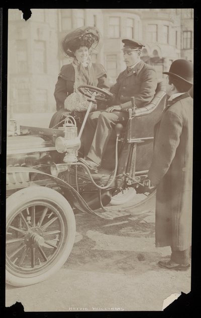 Hattie Williams sentada con el conductor en uno de los primeros automóviles de la ciudad de Nueva York, Nueva York, 1890-1910 de Byron Company