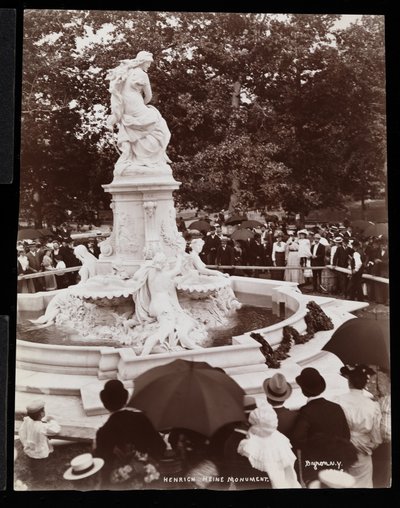 Monumento a Heinrich Heine (Fuente Lorelei) y la multitud presente en la inauguración, Grand Concourse y la calle 164, El Bronx, Nueva York de Byron Company
