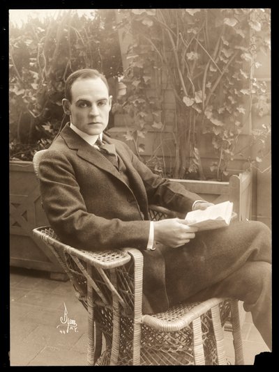 Howard Estabrook en un jardín, 1915-16 (impresión de gelatina de plata) de Byron Company