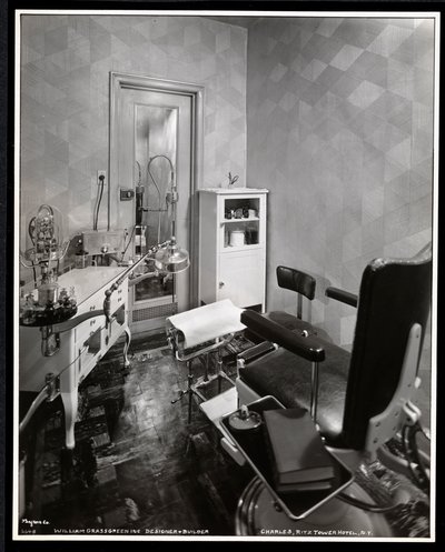 Vista interior de la sala del quiropodista en el salón de belleza Charles of the Ritz en el Ritz Tower Hotel, Park Avenue y 57th St, Nueva York, 1932 de Byron Company
