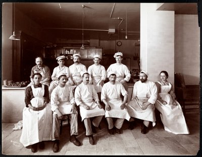 Personal de cocina en el Hotel Manhattan de Byron Company
