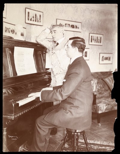 Kyrle Bellew y amigo en el piano en la casa de Bellew, 1908 de Byron Company