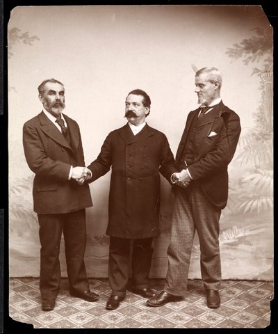 Líderes laborales Samuel Gompers, John Burns y Holmes, 1893-4 (impresión de gelatina de plata) de Byron Company