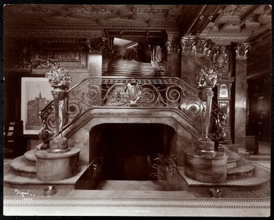 Escalera principal en el vestíbulo del Hotel Imperial, 1904 de Byron Company