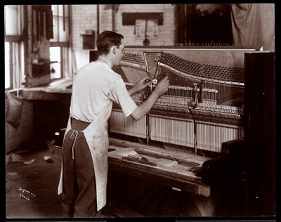 Hombre trabajando en la fábrica de pianos Hardman, Peck y Co., Nueva York, 1907 de Byron Company