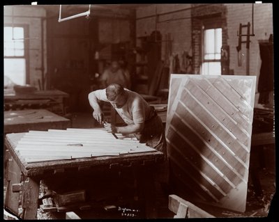 Hombre trabajando en la fábrica de pianos Hardman, Peck y Co., Nueva York, 1907 de Byron Company