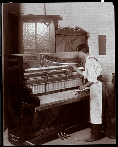 Hombre trabajando en la fábrica de pianos Hardman, Peck y Co., Nueva York, 1907 de Byron Company